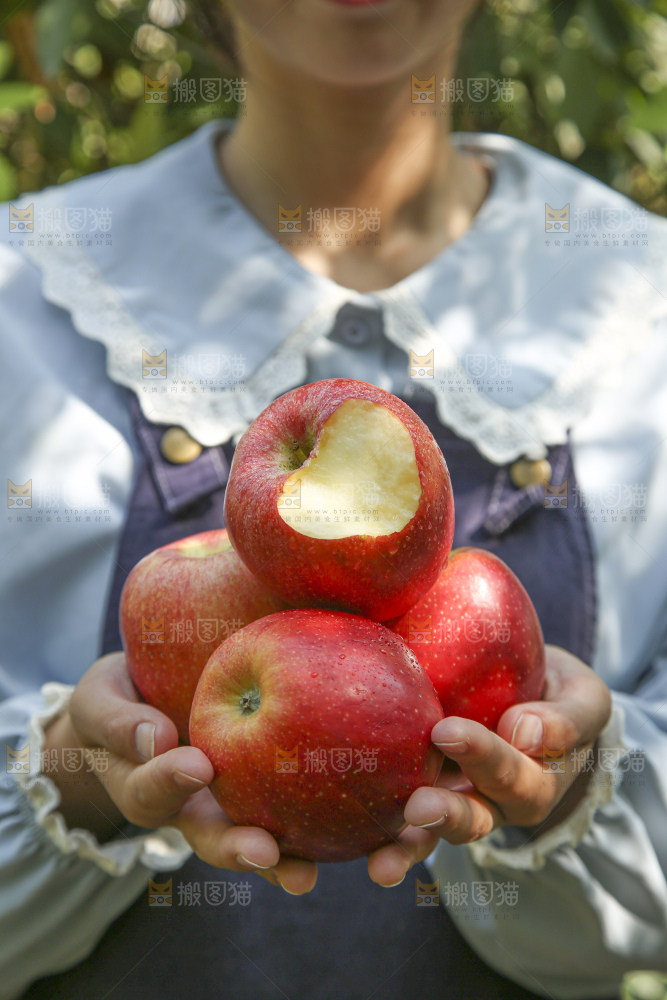 手里拿着高原红苹果