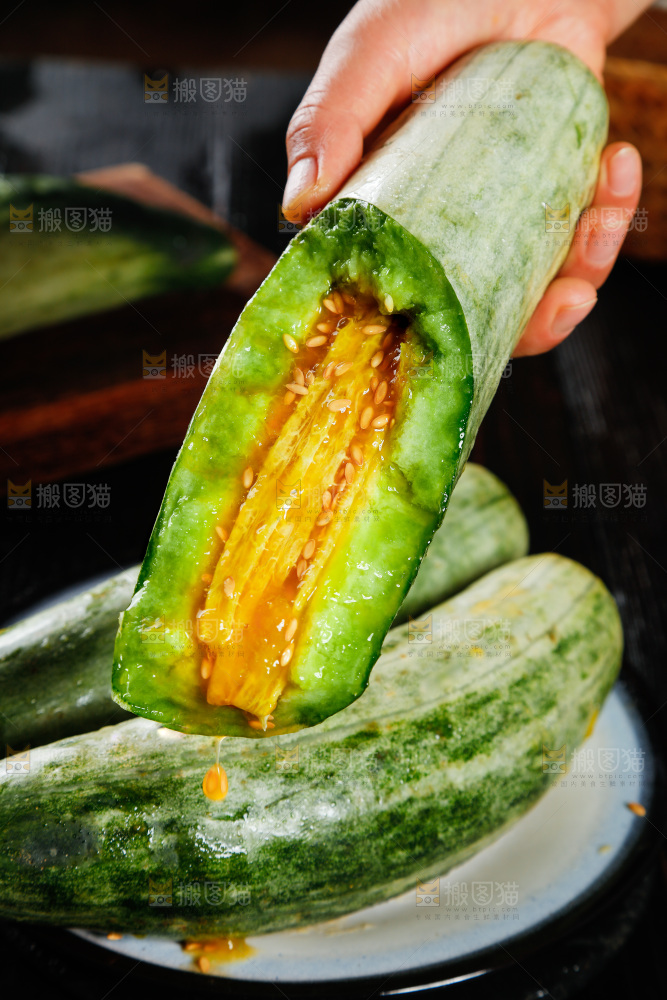 黑底上放着山东羊角蜜甜瓜