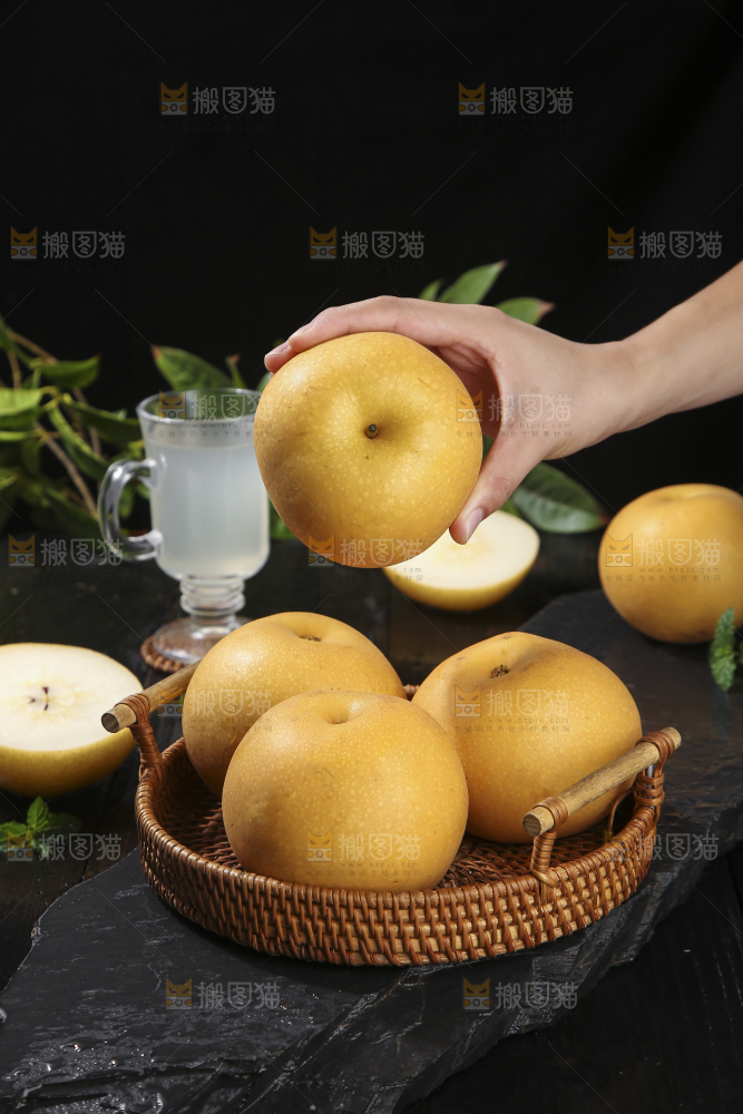 深底上放着的秋月梨