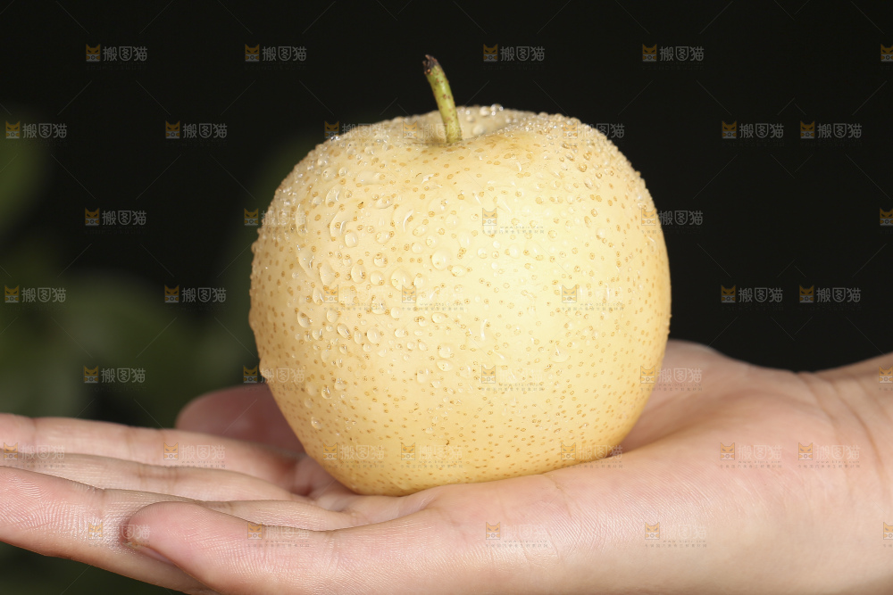 木底上的新鲜皇冠梨