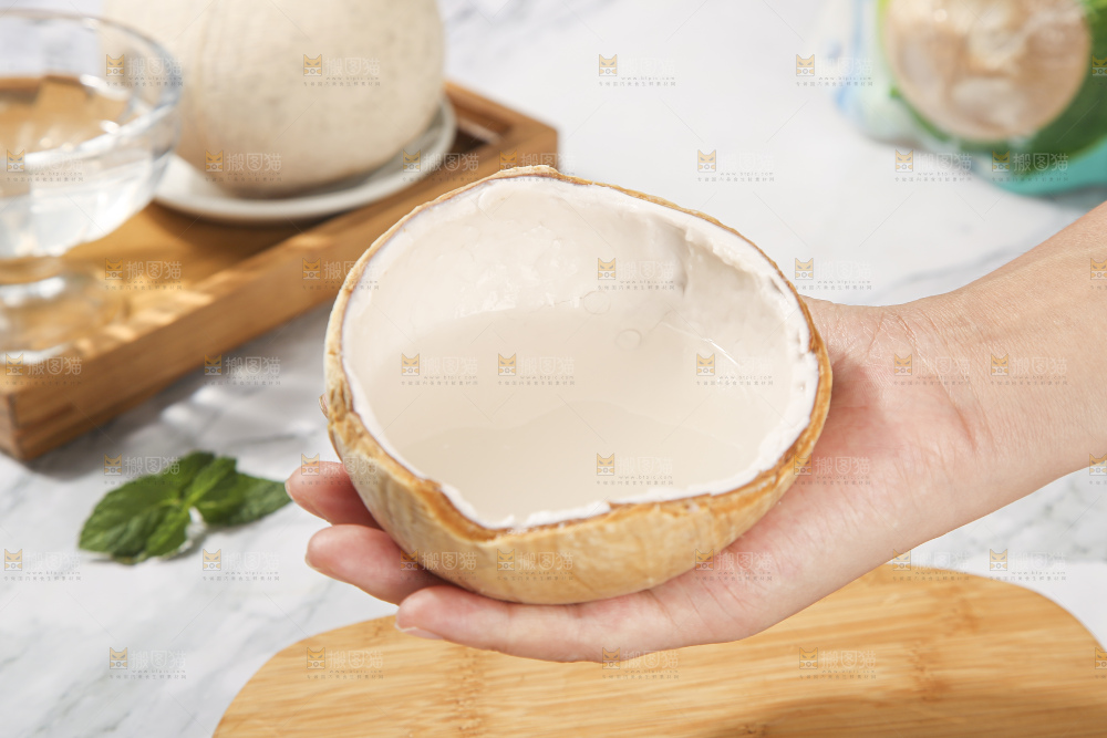 浅底上的泰国进口烤椰