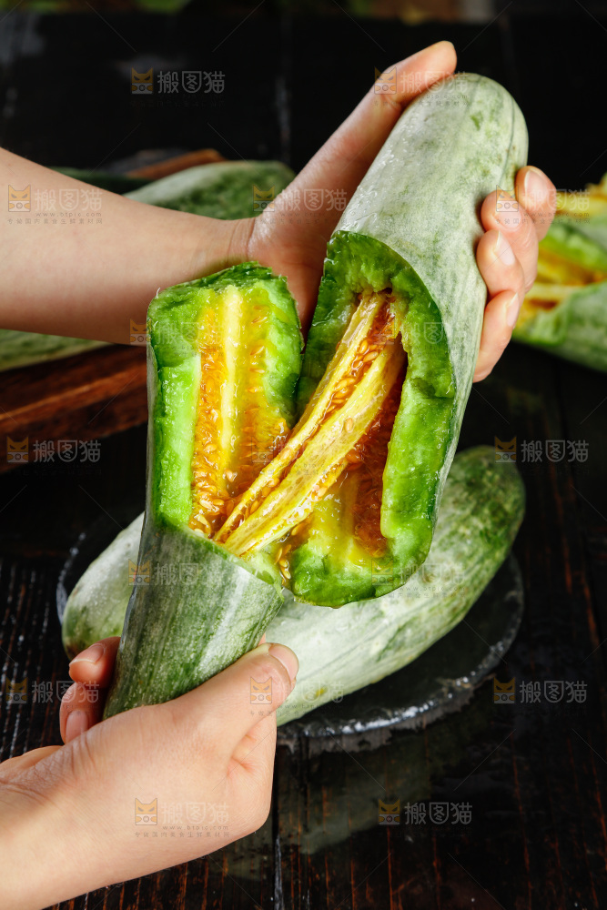 黑底上放着山东羊角蜜甜瓜
