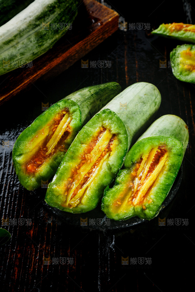 黑底上放着山东羊角蜜甜瓜