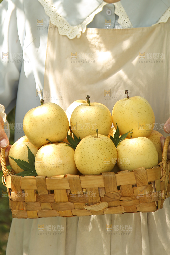 手里拿着新鲜皇冠梨