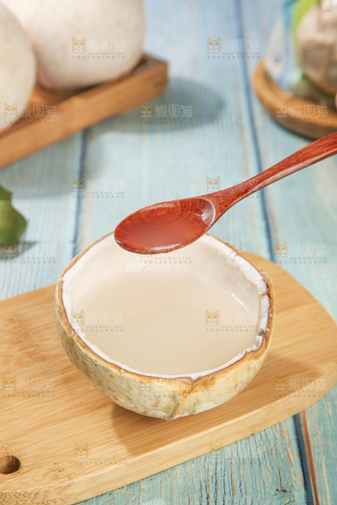 浅底上的泰国进口烤椰