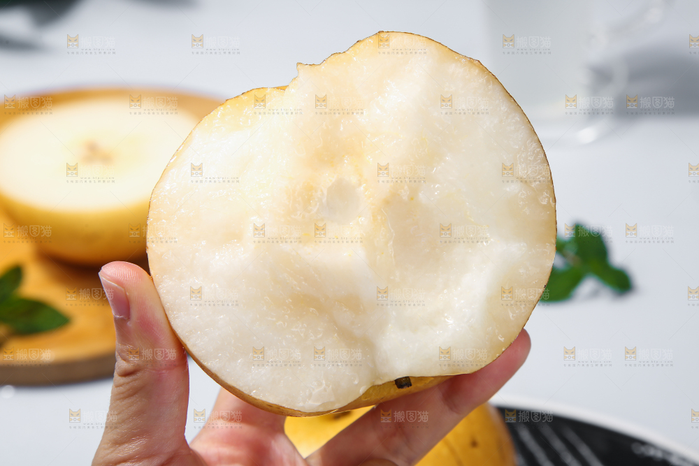 深底上放着的秋月梨