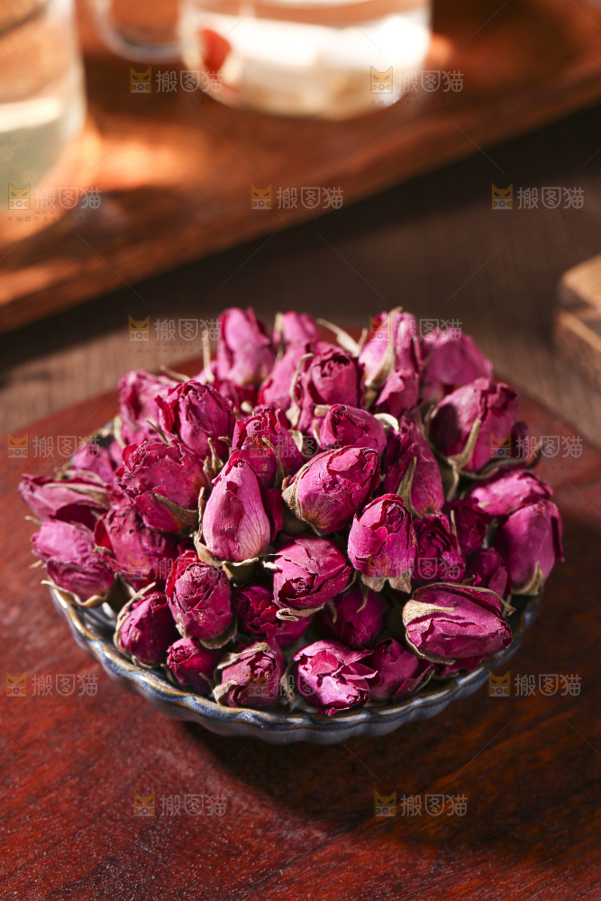 木底上的干玫瑰花