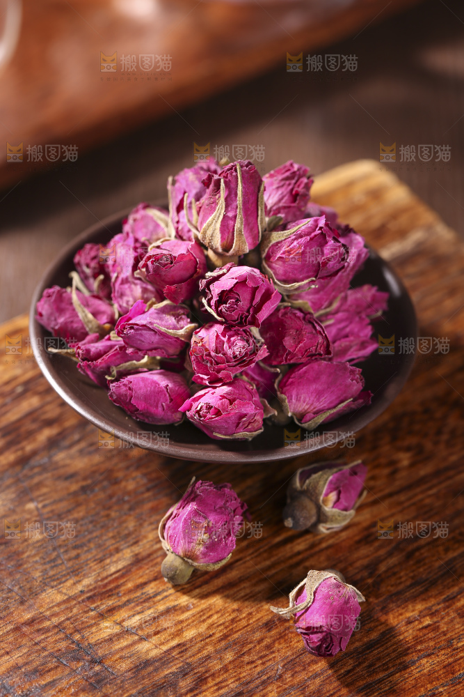 木底上的干玫瑰花