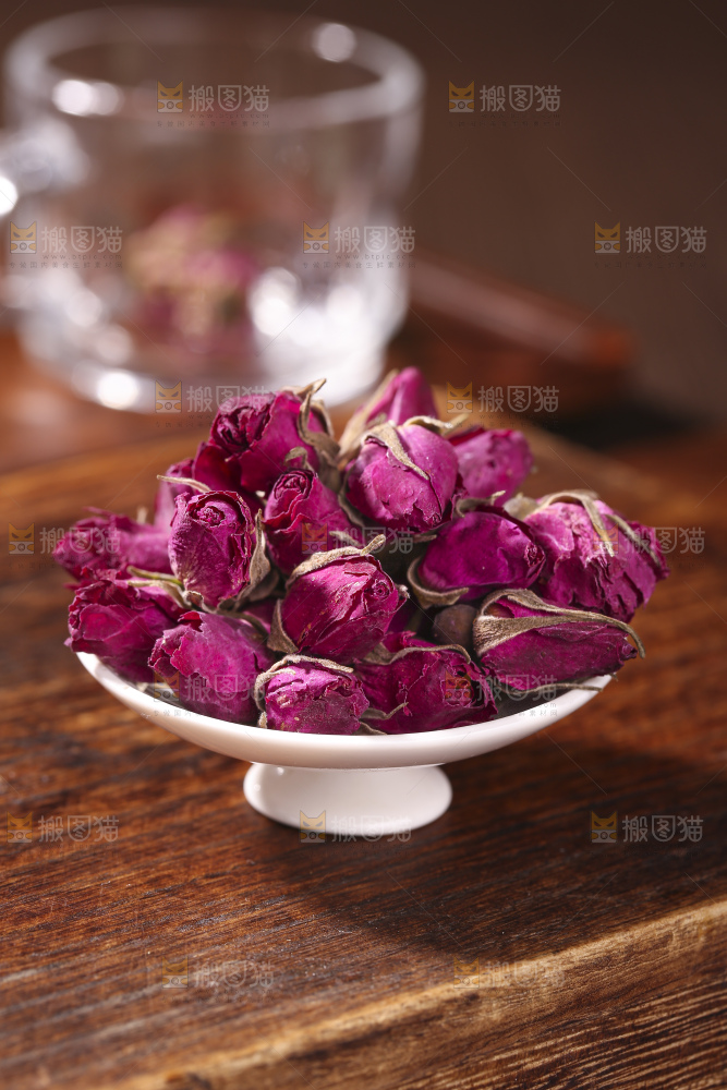 木底上的干玫瑰花