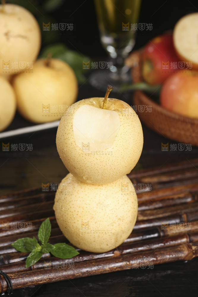 木底上的新鲜皇冠梨