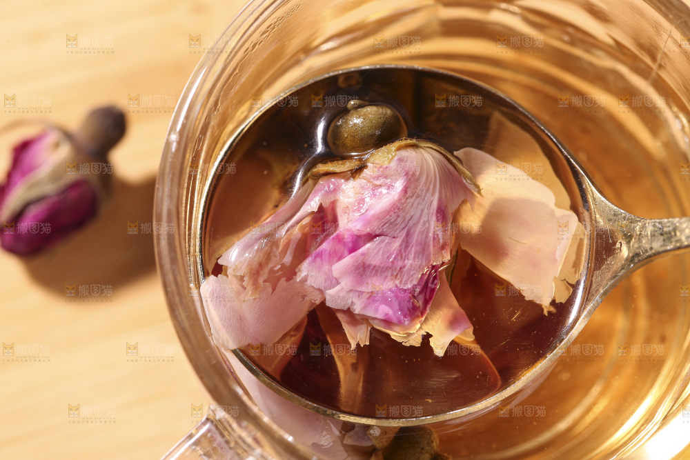 杯子里的玫瑰花茶