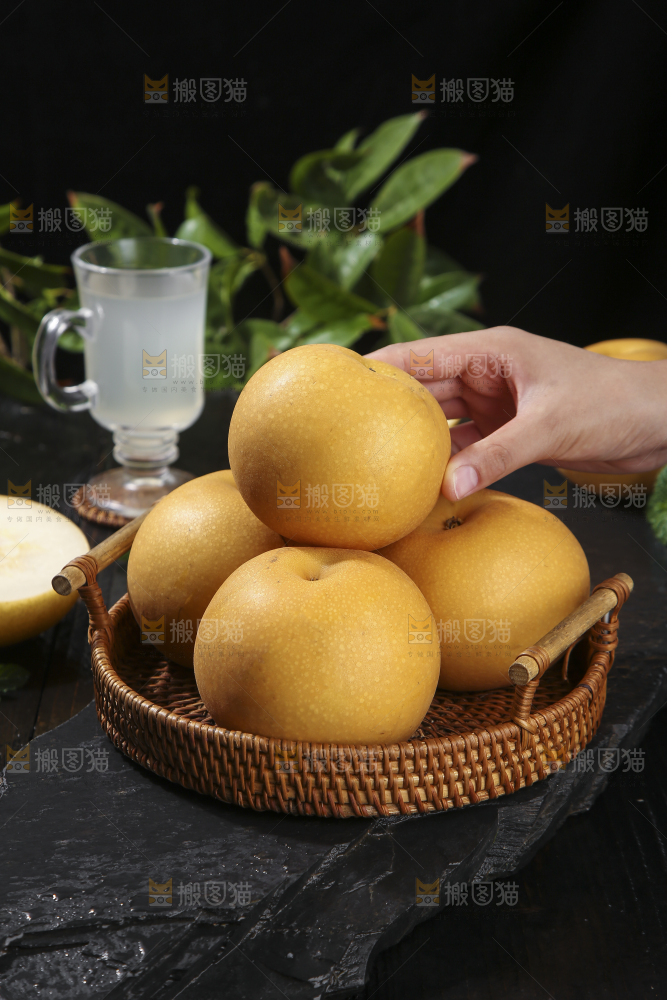 深底上放着的秋月梨