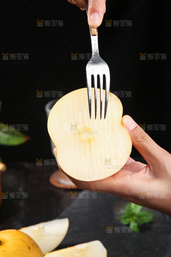 深底上放着的秋月梨