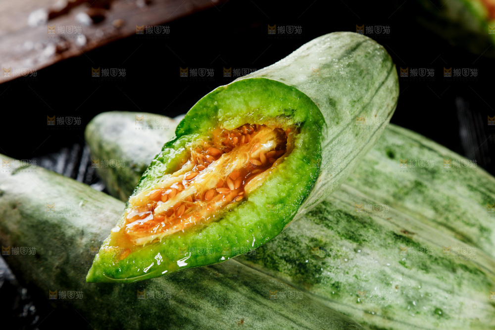黑底上放着山东羊角蜜甜瓜