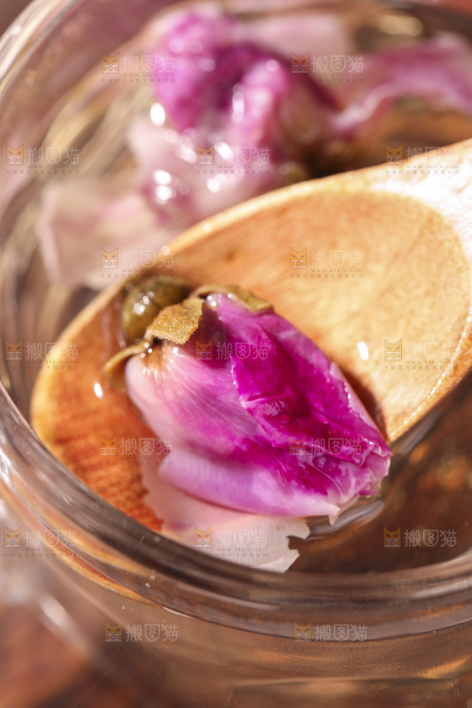 杯子里的玫瑰花茶