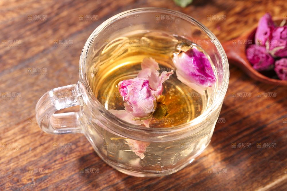 杯子里的玫瑰花茶