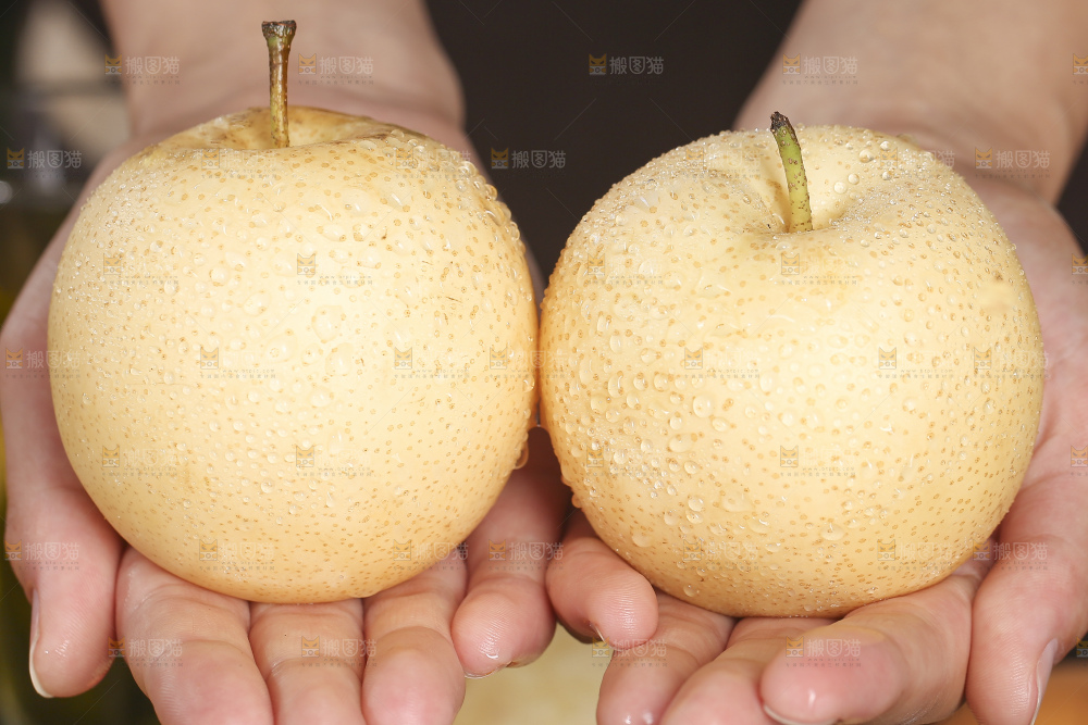 木底上的新鲜皇冠梨