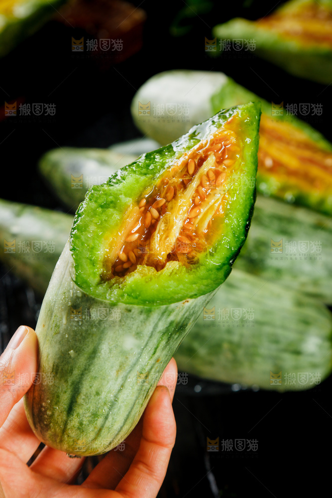 黑底上放着山东羊角蜜甜瓜