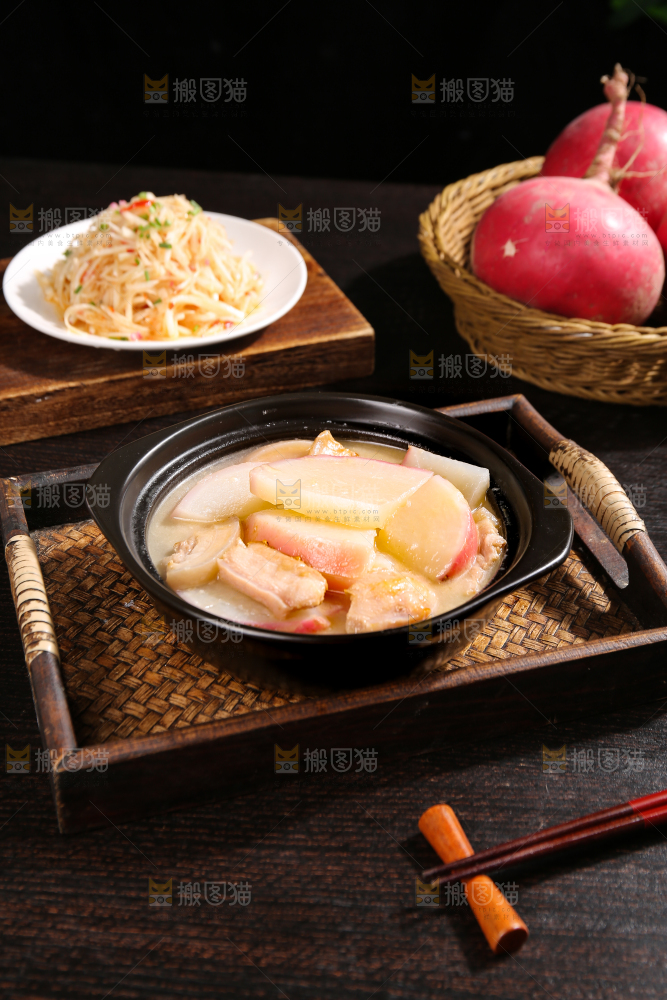 深底上的红萝卜炖肉
