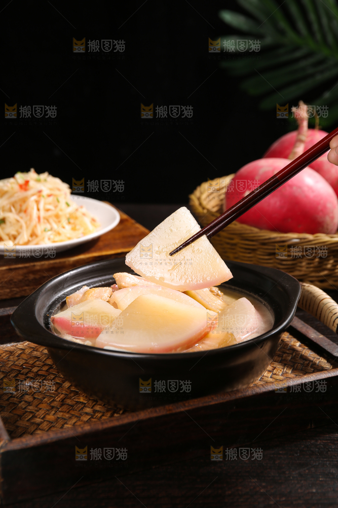 深底上的红萝卜炖肉