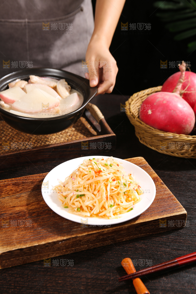 深底上的清炒萝卜丝