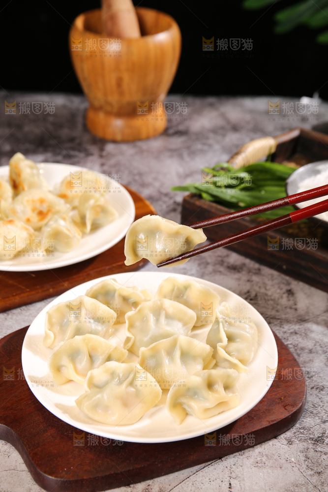 盘子里的手工水饺