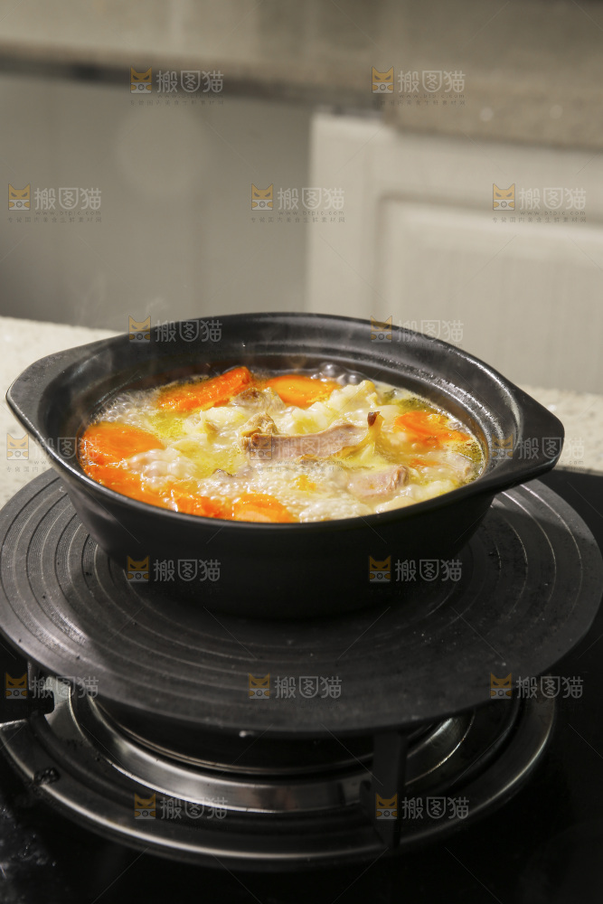砂锅里的胡萝卜炖羊肉