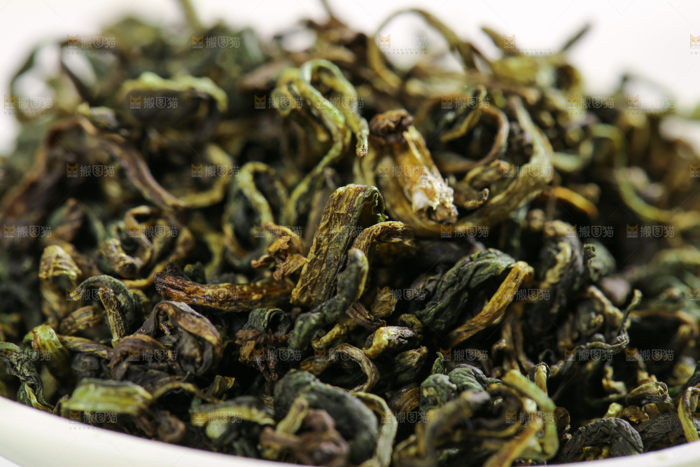 浅底上的蒲公英茶