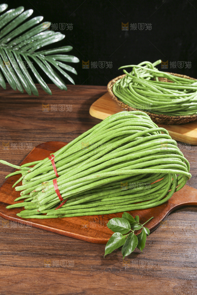 木底上的鲜嫩长豇豆