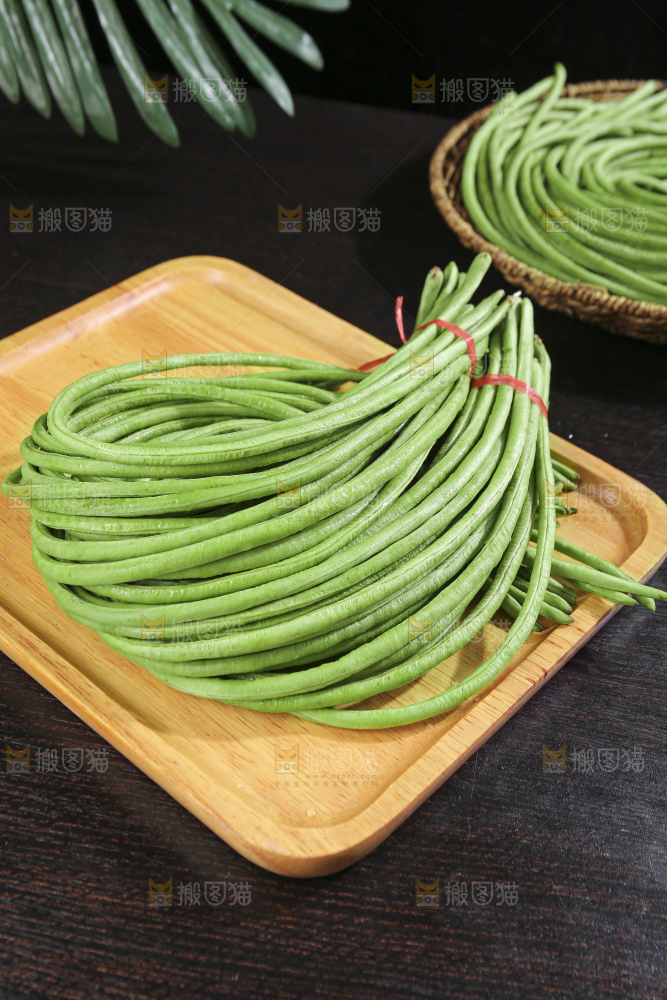 木底上的长豆角