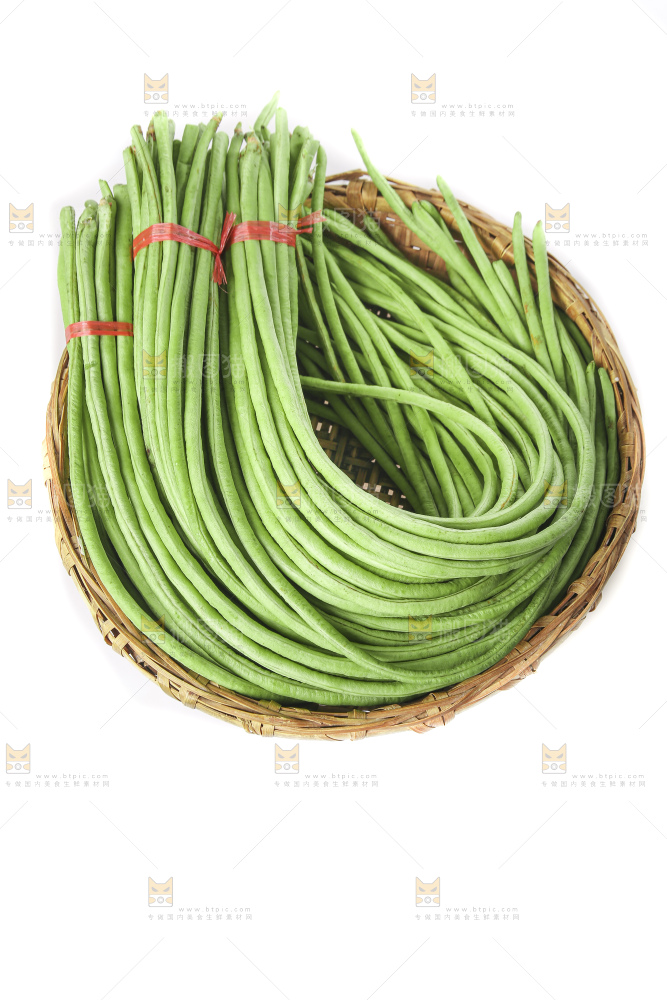 白底上的新鲜豇豆