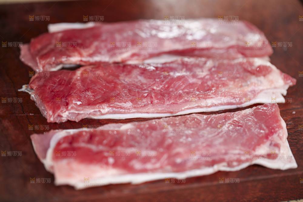 木底上的新鲜羊肉