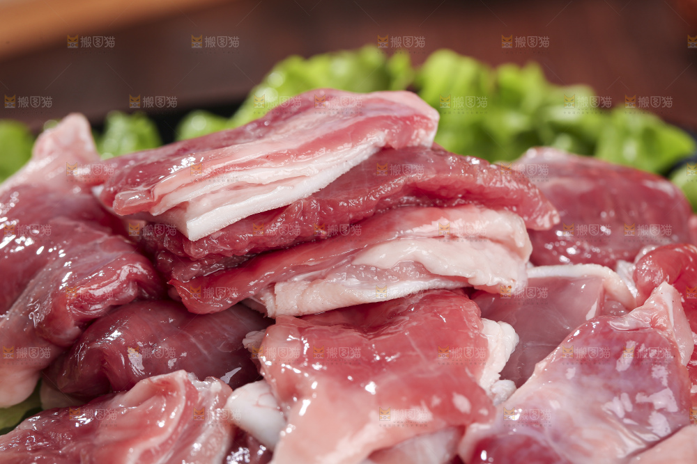 木底上的新鲜羊肉