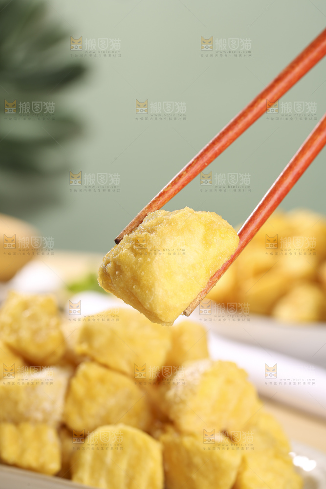 浅底上的锅巴土豆