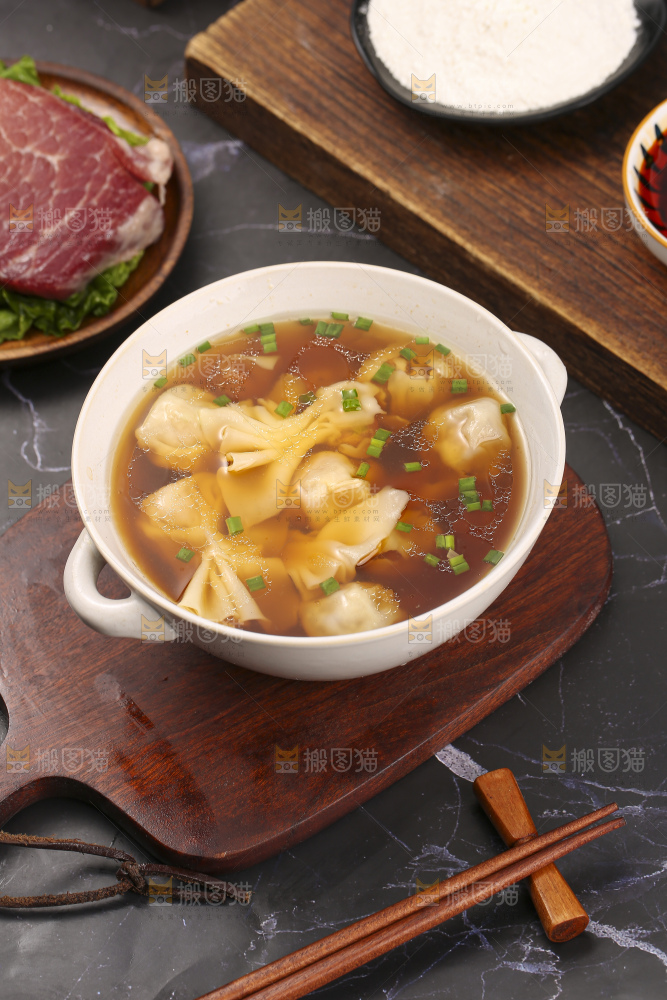 深底上的小金鱼馄饨