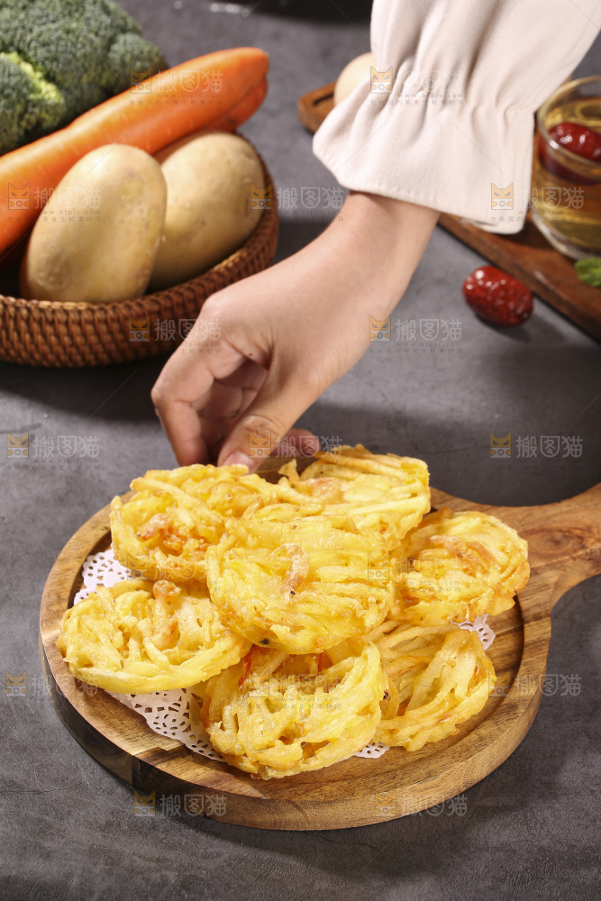 深底上的土豆鲜虾饼