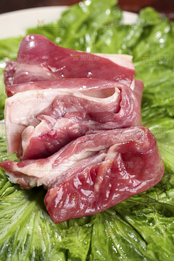 木底上的新鲜羊肉