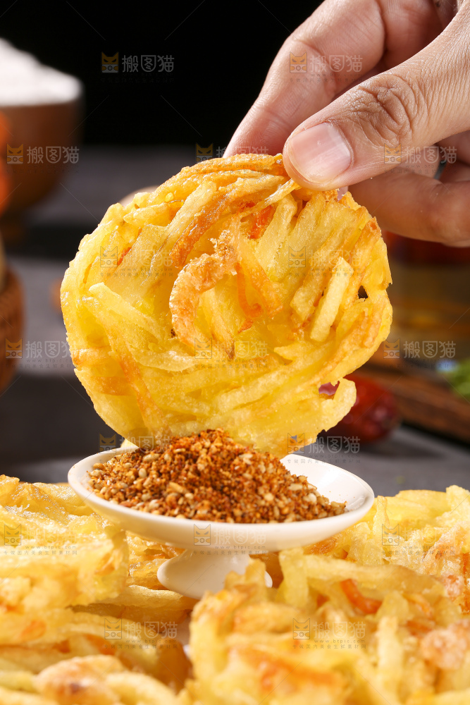 深底上的土豆鲜虾饼