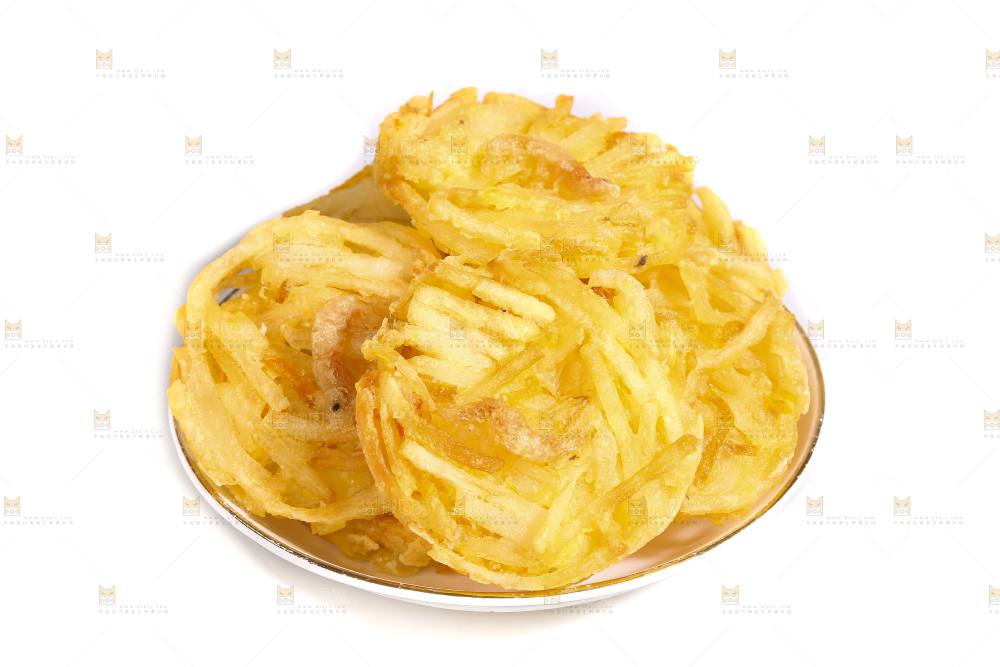 白底上的土豆鲜虾饼
