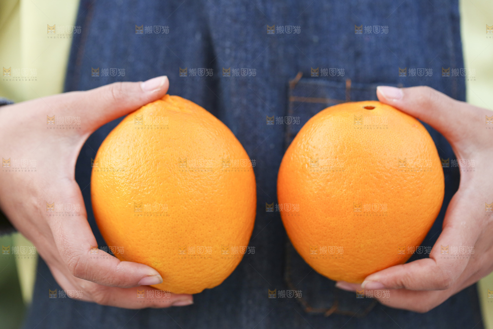 手里拿着赣南脐橙