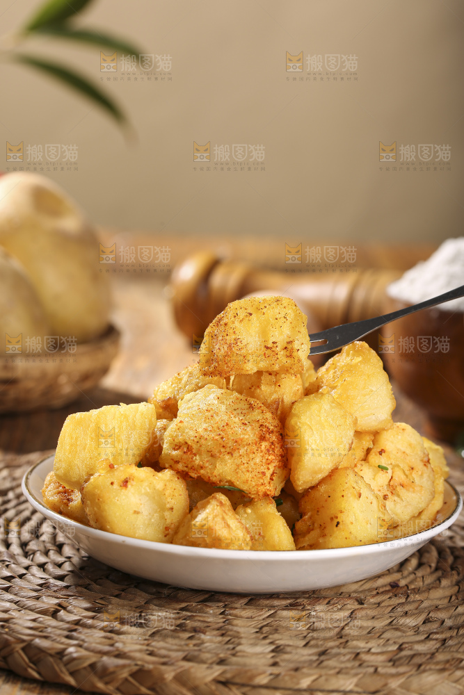 木底上放着锅巴土豆