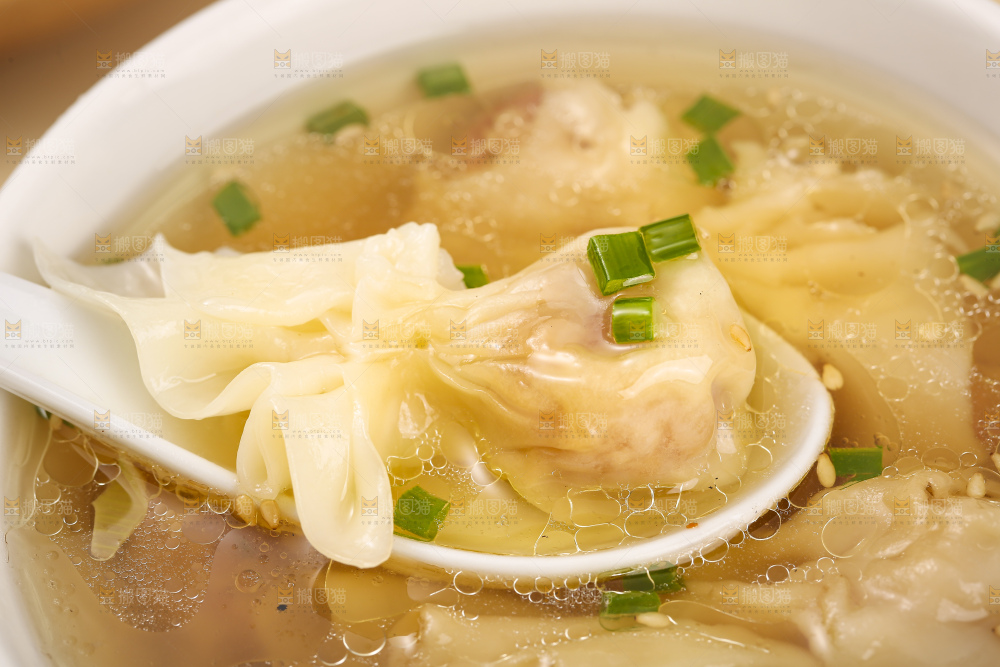 浅底上的小金鱼馄饨