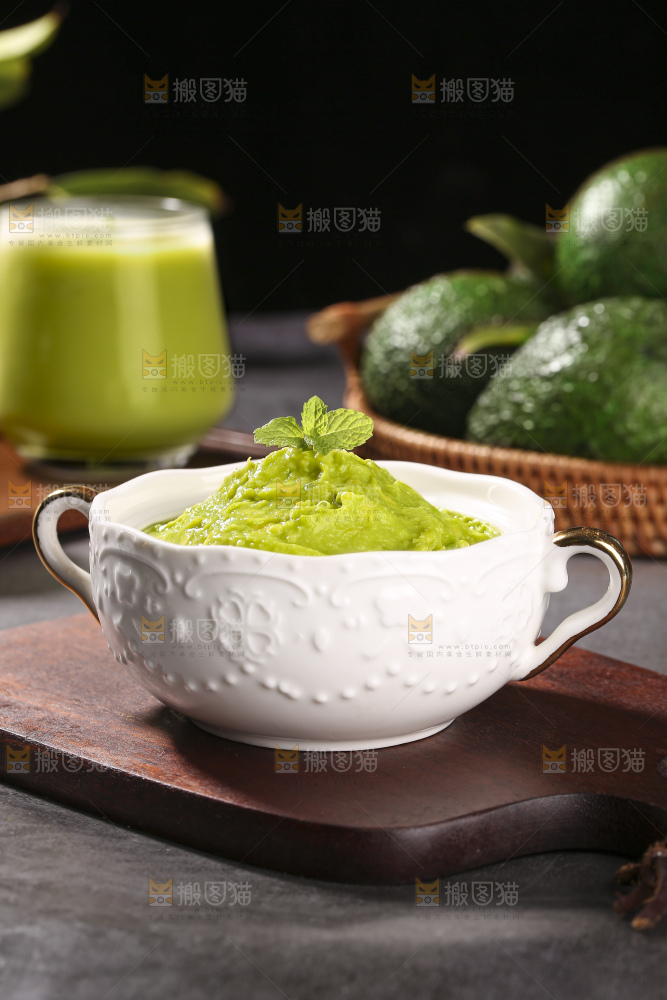 深底上的牛油果