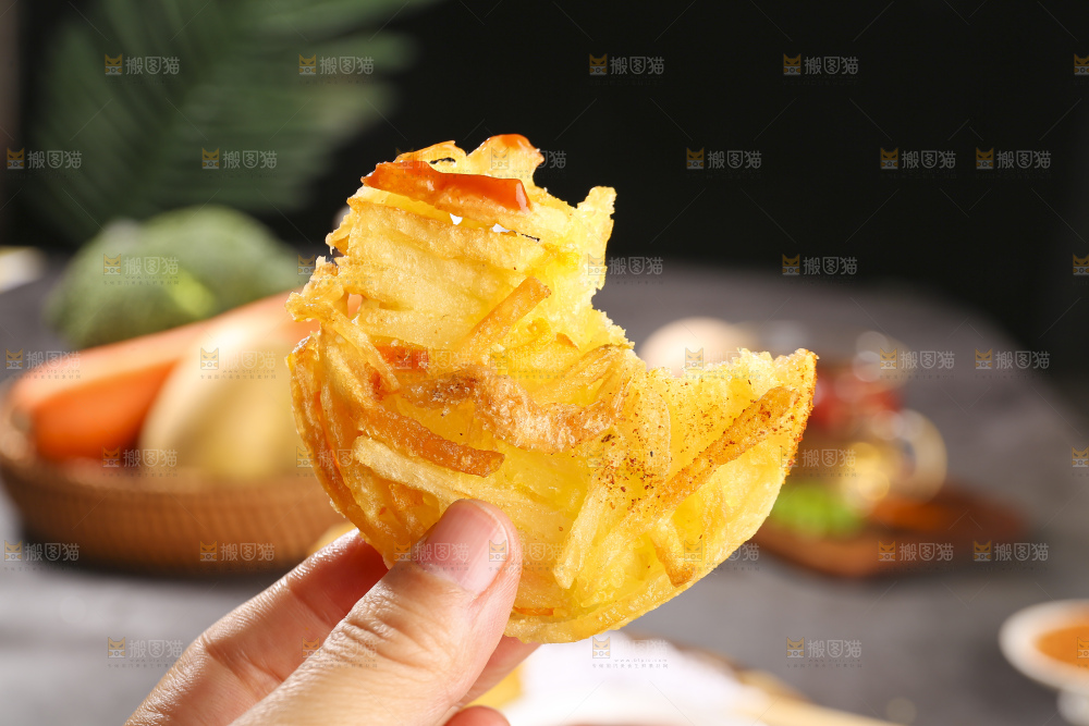 深底上的土豆鲜虾饼