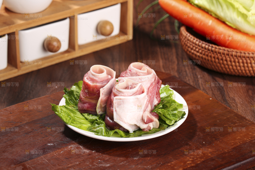 木底上的新鲜羊肉
