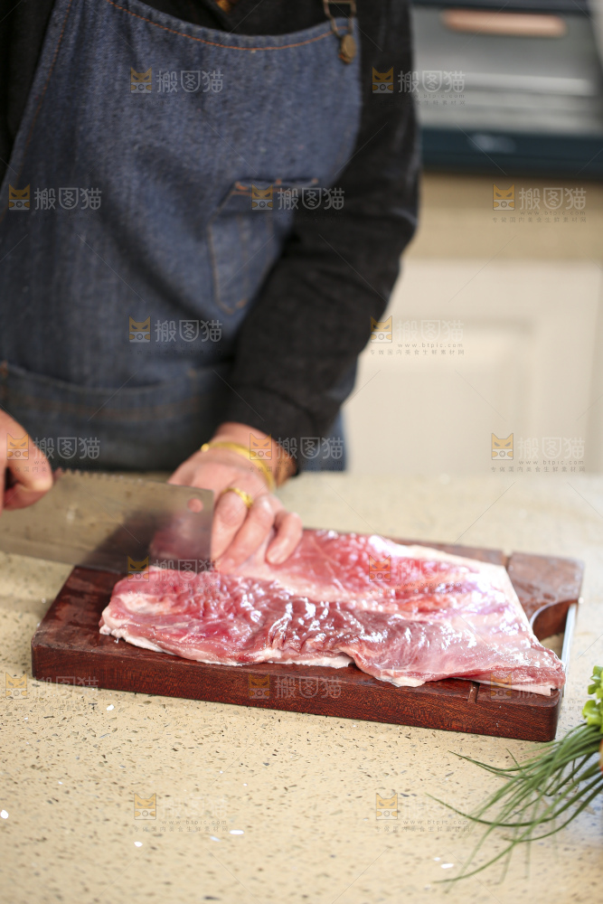 手里拿着新鲜羊肉
