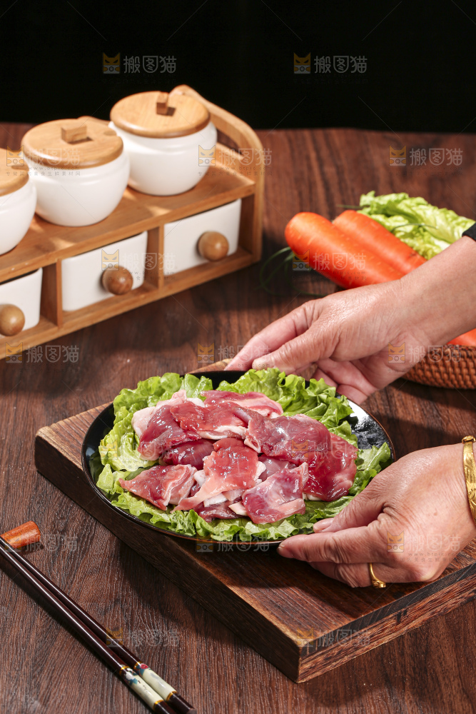 木底上的新鲜羊肉