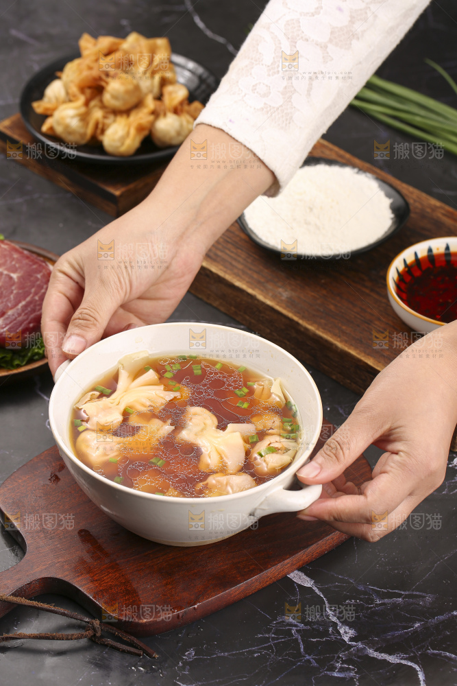 深底上的小金鱼馄饨