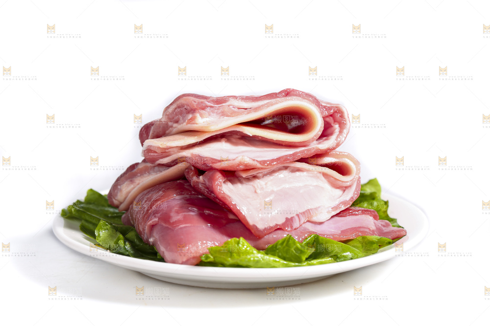 白底上的新鲜羊肉