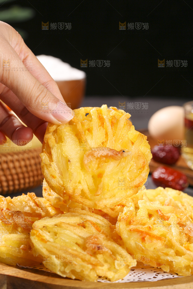 深底上的土豆鲜虾饼